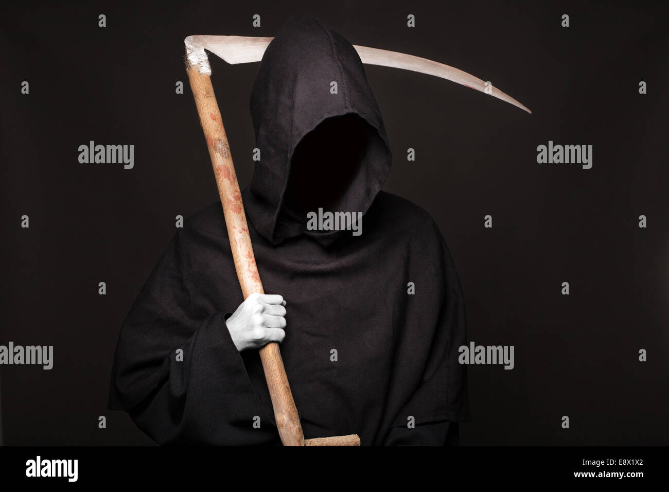 La morte reaper su sfondo nero. Halloween Foto Stock
