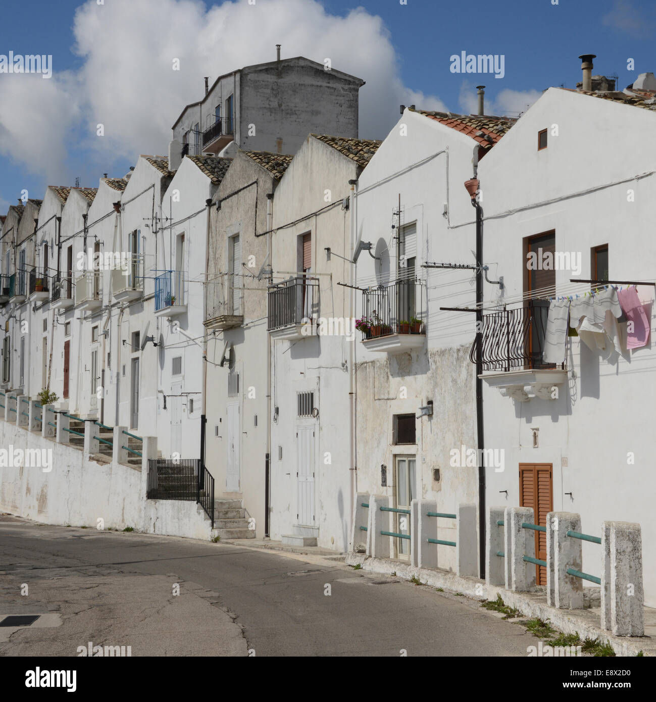 Alloggiamento terrazzati, Monte San Angelo, Gargano,Puglia, Italia Foto Stock