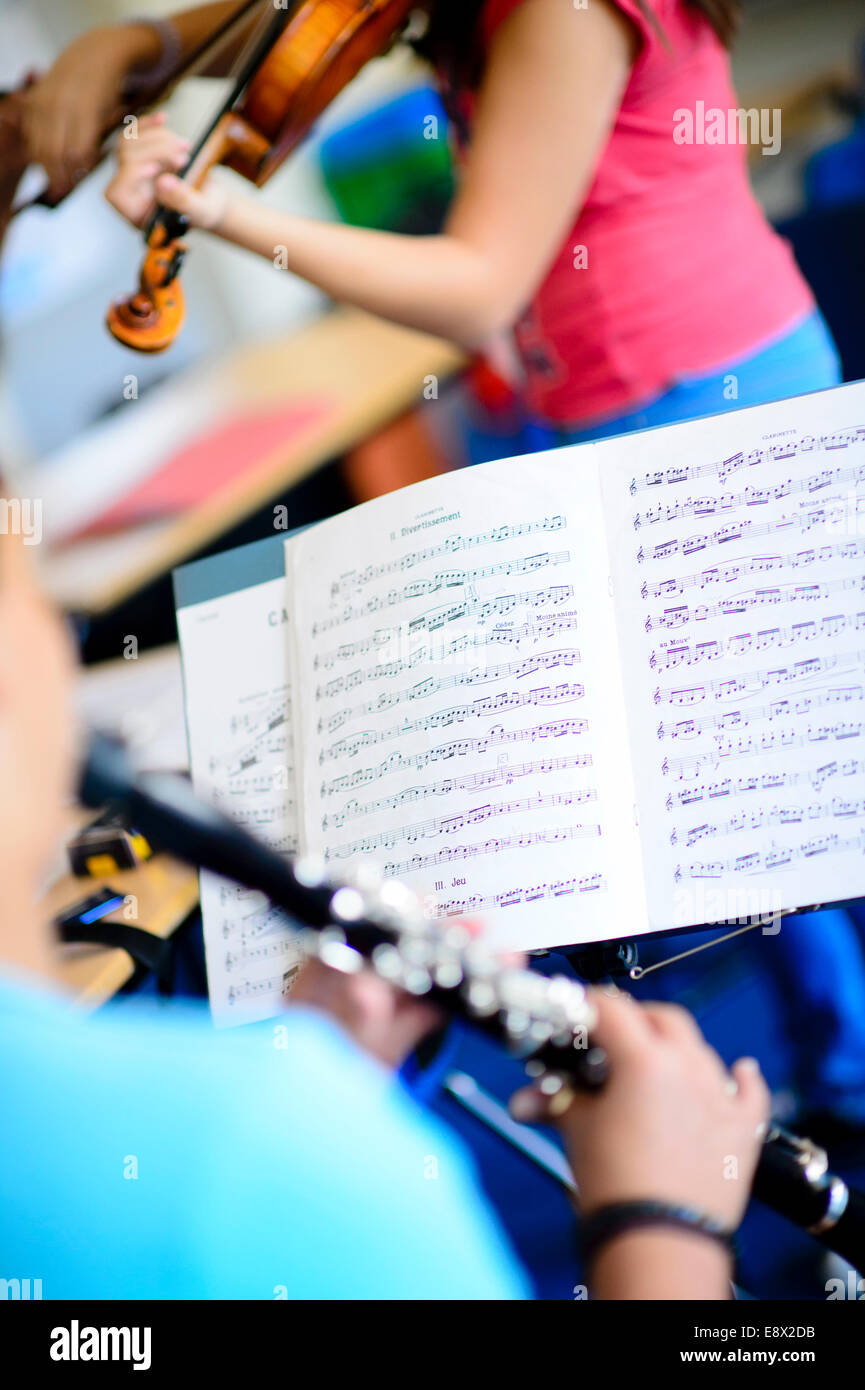 Musica - Giovani musicisti praticando la riproduzione di clarinetto e violino parte di Aberystwyth Centro Arti MusicFest della scuola estiva 2014 Foto Stock
