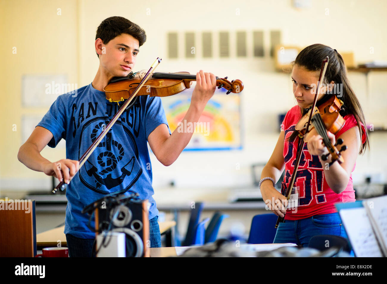 Stringhe: due giovani musicisti praticando ripassando suona il violino, parte di Aberystwyth Arts Center's MusicFest 2014 Foto Stock