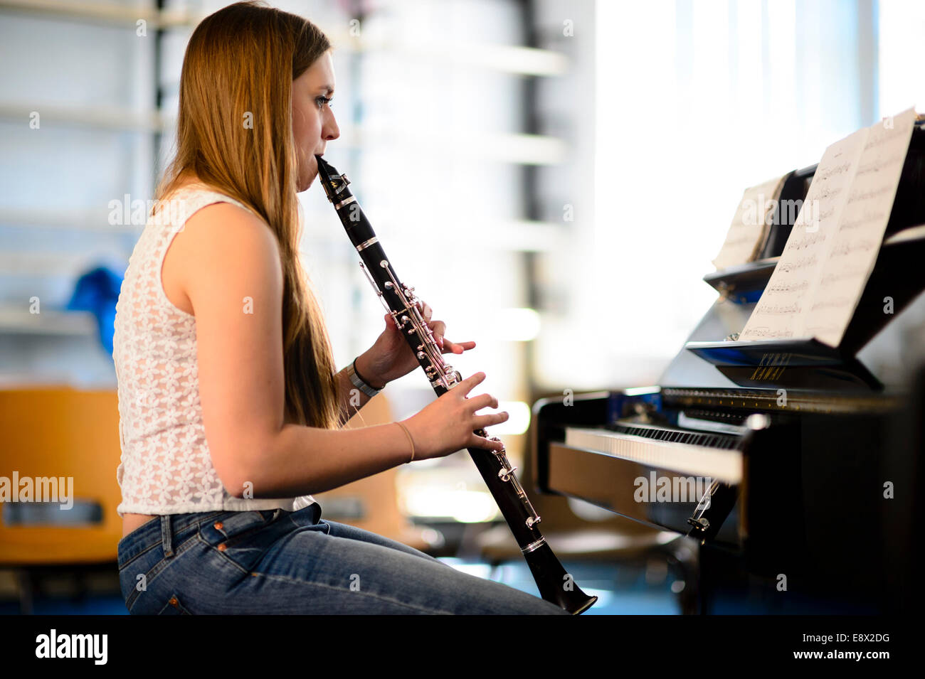 Strumenti a fiato: una giovane donna adolescente pratica ripassando la riproduzione di clarinetto, parte di Aberystwyth Arts Center's MusicFest 2014 Foto Stock