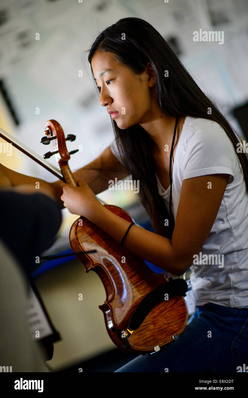 Stringhe: giovane ragazza adolescente musicista praticando ripassando suona il violino, parte di Aberystwyth Arts Center's MusicFest 2014 Foto Stock