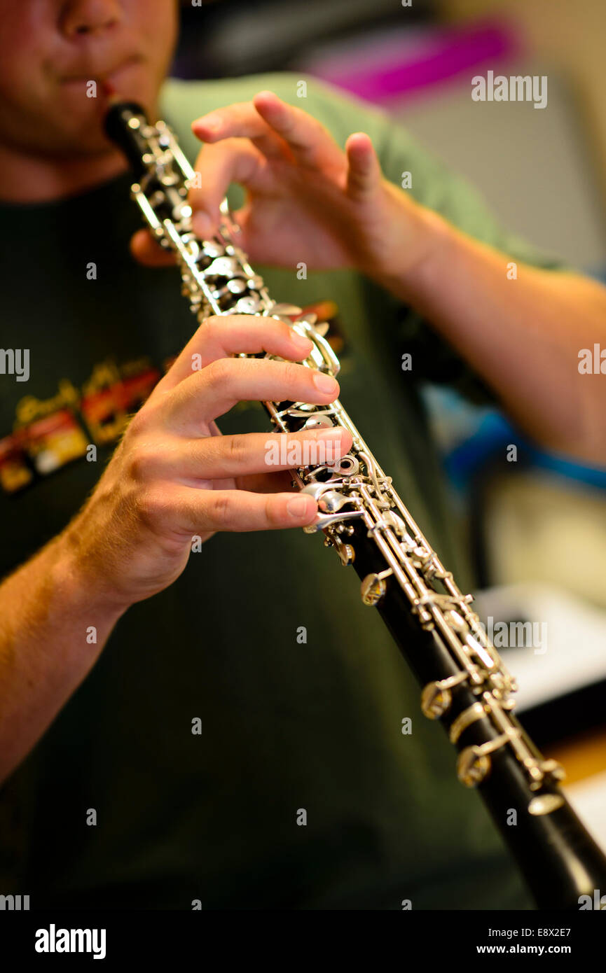 Educazione musicale maschile giovane musicista adolescenti la pratica di apprendimento clarinetto, parte di Aberystwyth Arts Center's MusicFest 2014 Foto Stock