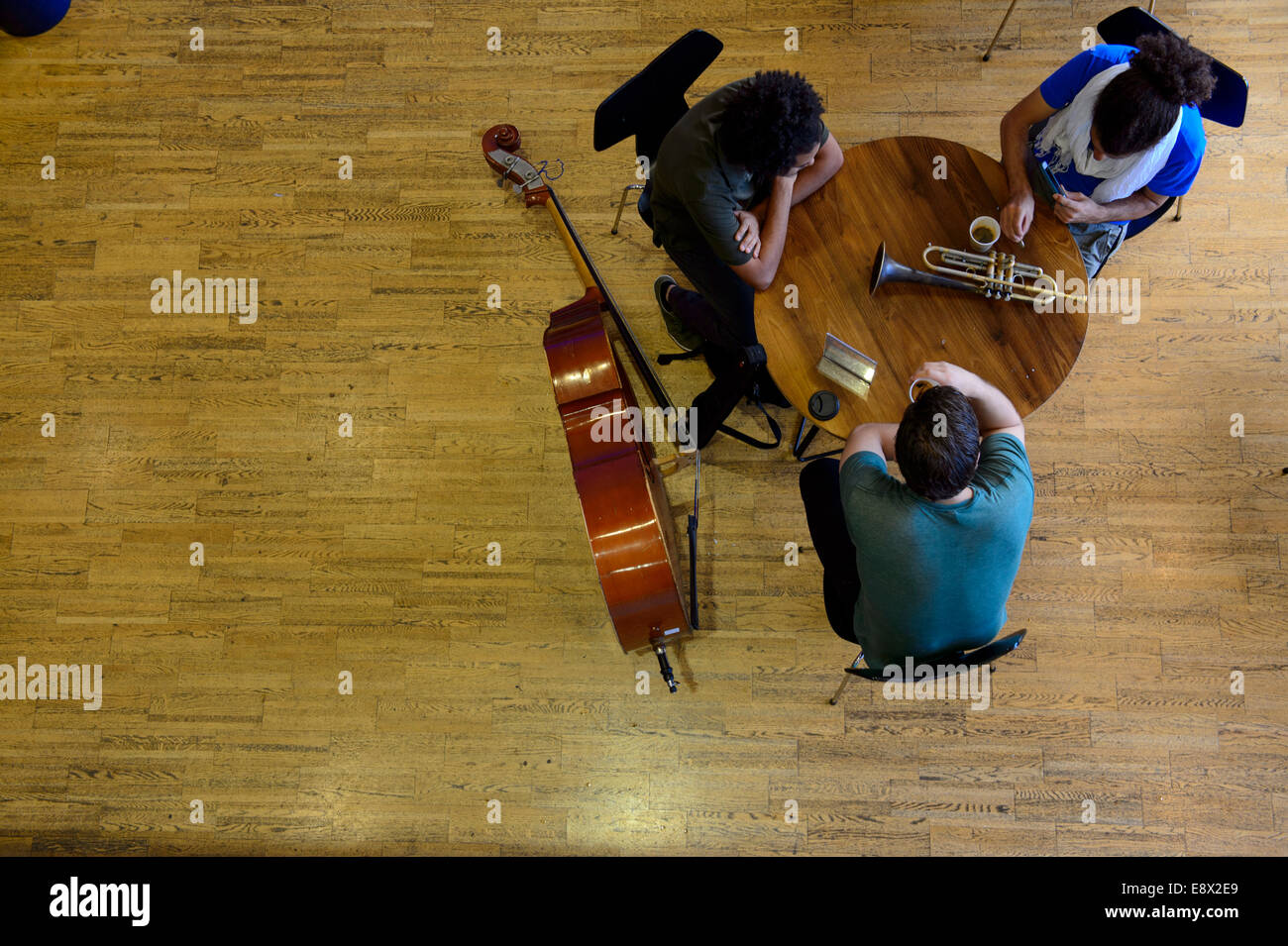 Tre musicisti seduti e parlano di tavola rotonda incontro visto dal di sopra, a Aberystwyth Arts Center's MusicFest 2014 Foto Stock