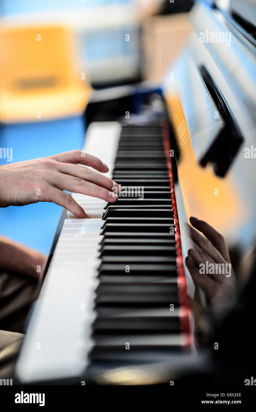Un musicista praticando ripassando suonare il pianoforte, parte di Aberystwyth Arts Center's MusicFest 2014 Foto Stock