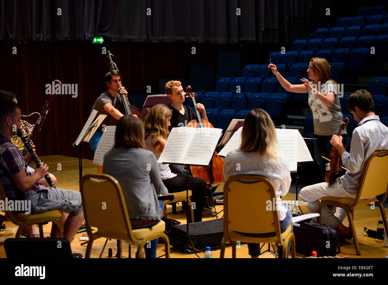 La Orion Ensemble in prove sotto un partecipante conduttore a Aberystwyth Arts Center's MusicFest 2014 Foto Stock