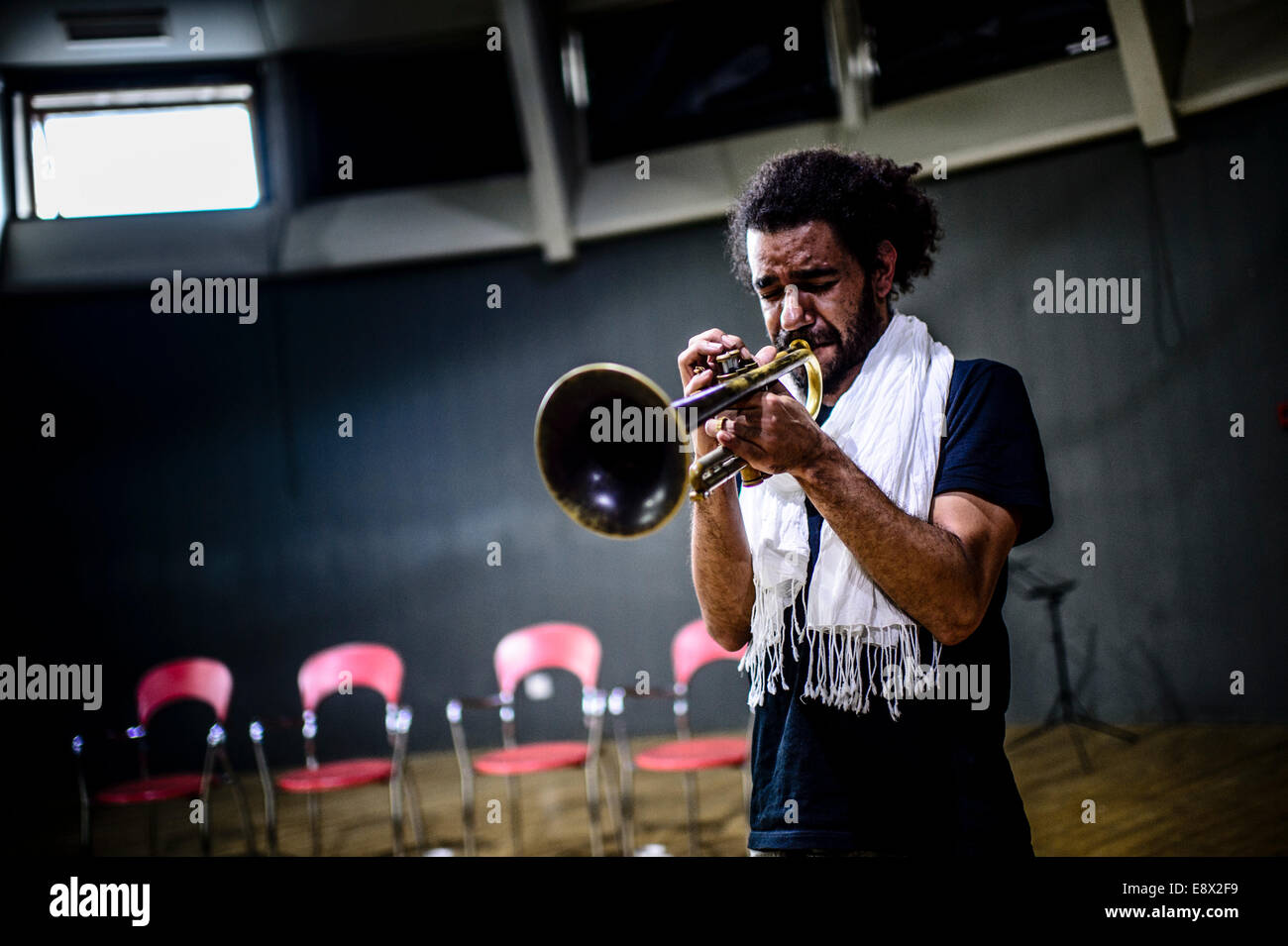 Un trombettista in 'La sessione" Jazz Quintet da New Orleans praticando le prove per una performance a Aberystwyth MusicFest 2014 Foto Stock