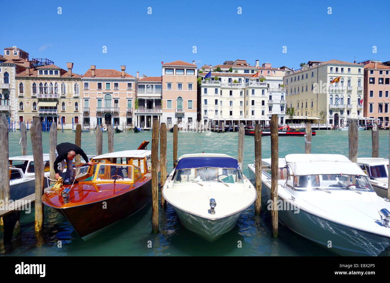 Barche a motore sul Canal Grande a Venezia, Italia Foto Stock