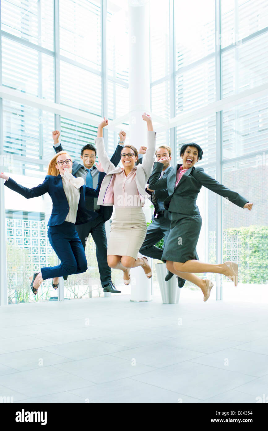 La gente di affari di saltare in edificio per uffici Foto Stock