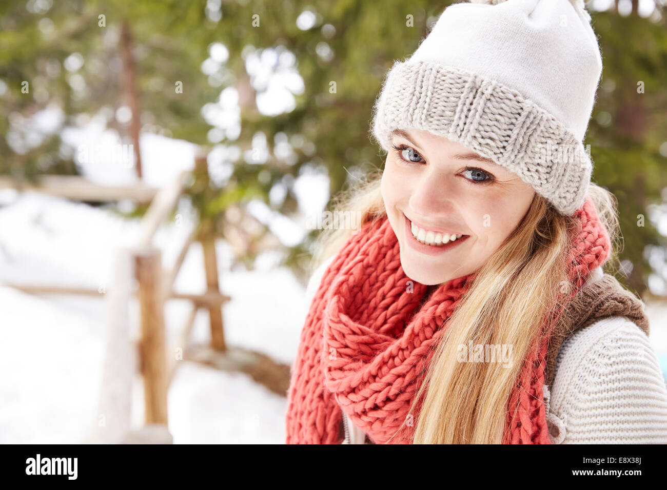 Donna sorridente nella neve Foto Stock