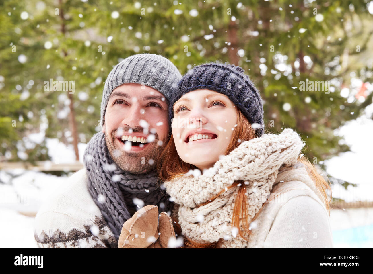 Giovane ammirando la neve insieme Foto Stock