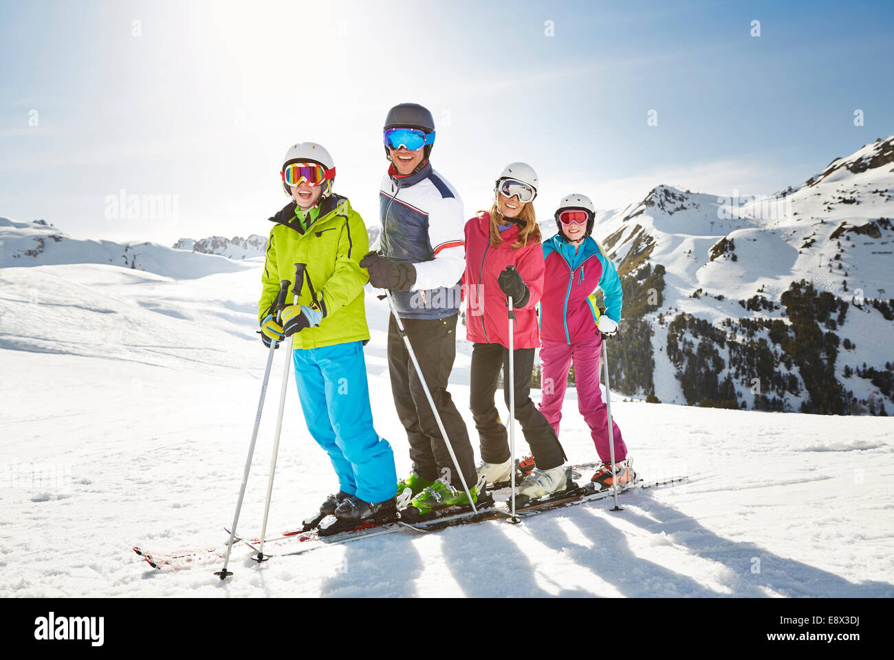 Famiglia sciare sulla cima della montagna Foto Stock