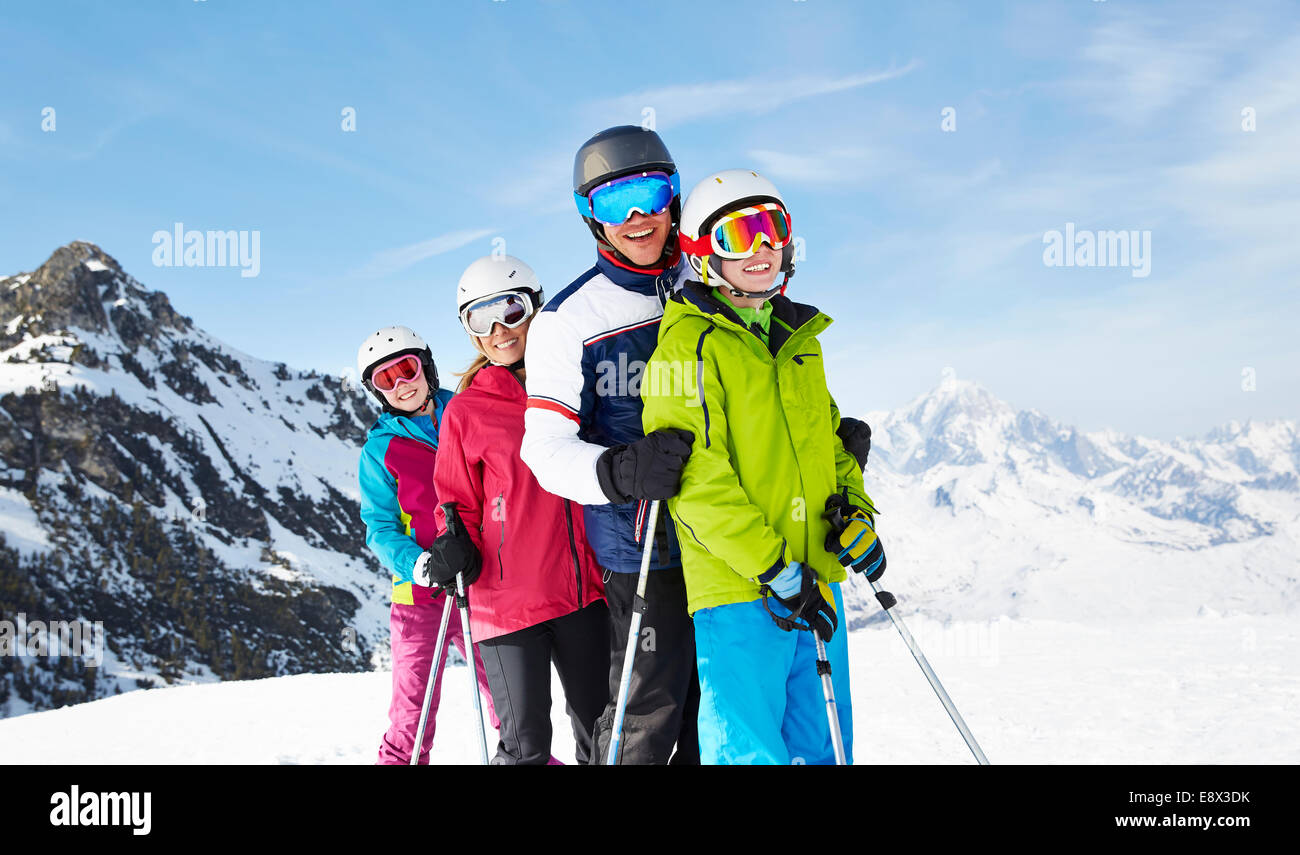 Famiglia sciare sulla cima della montagna Foto Stock