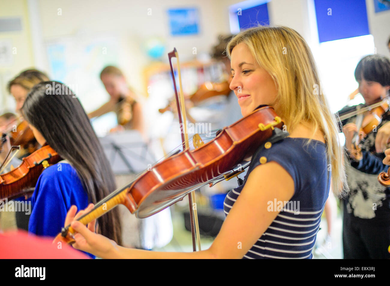 Educazione musicale giovane ragazza adolescente musicisti ripassando il violino classe lezione workshop a Aberystwyth MusicFest 2014 Foto Stock