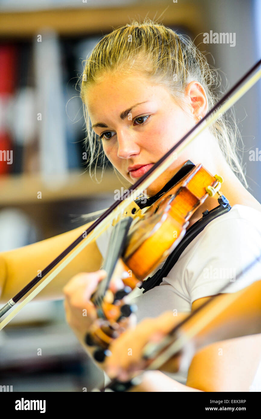Educazione musicale di una giovane ragazza adolescente musicista ripassando il violino classe lezione workshop a Aberystwyth MusicFest 2014 Foto Stock