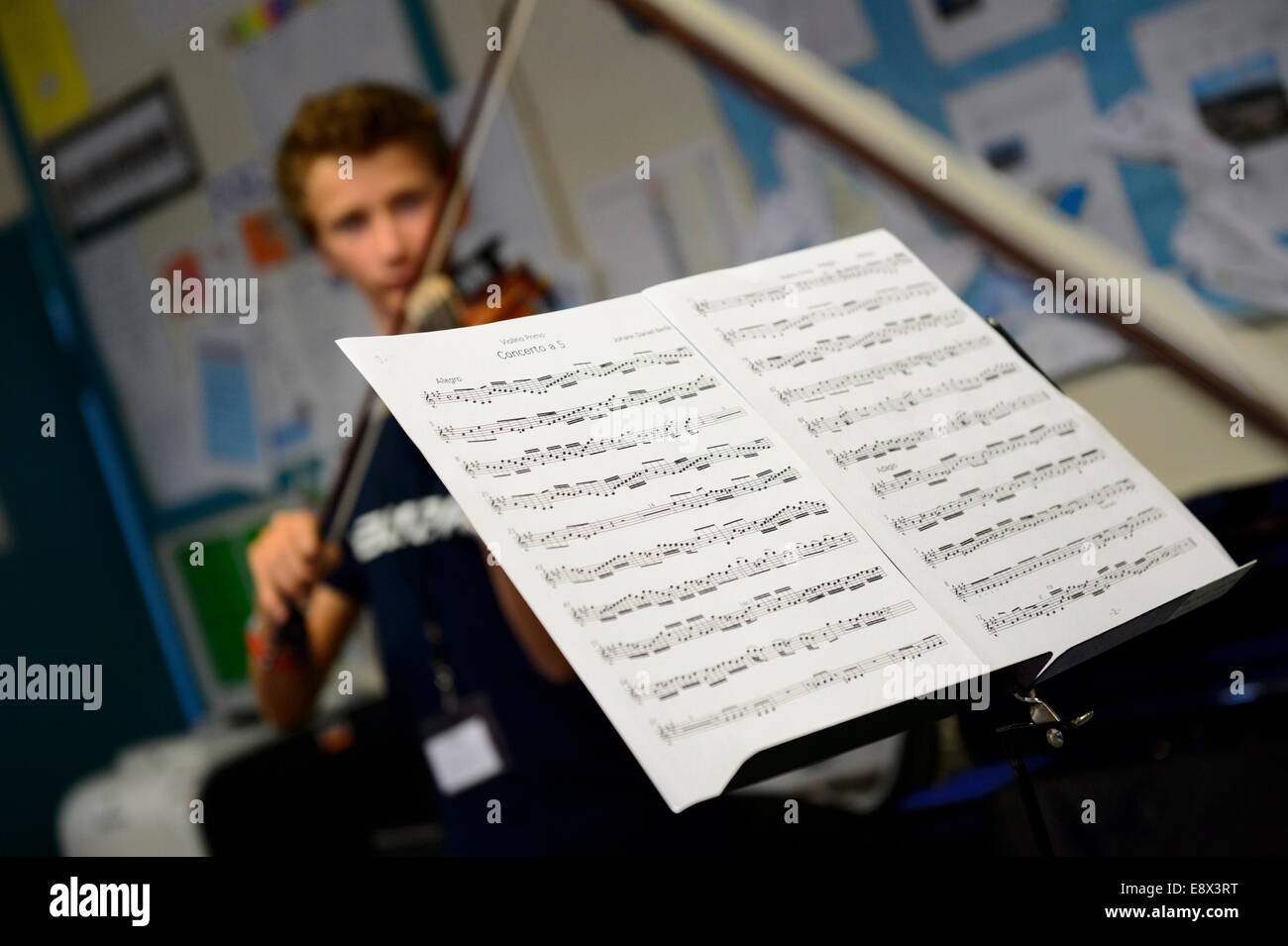 Giovani musicisti adolescenti ripassando il violino classe lezione workshop a Aberystwyth MusicFest 2014 Foto Stock