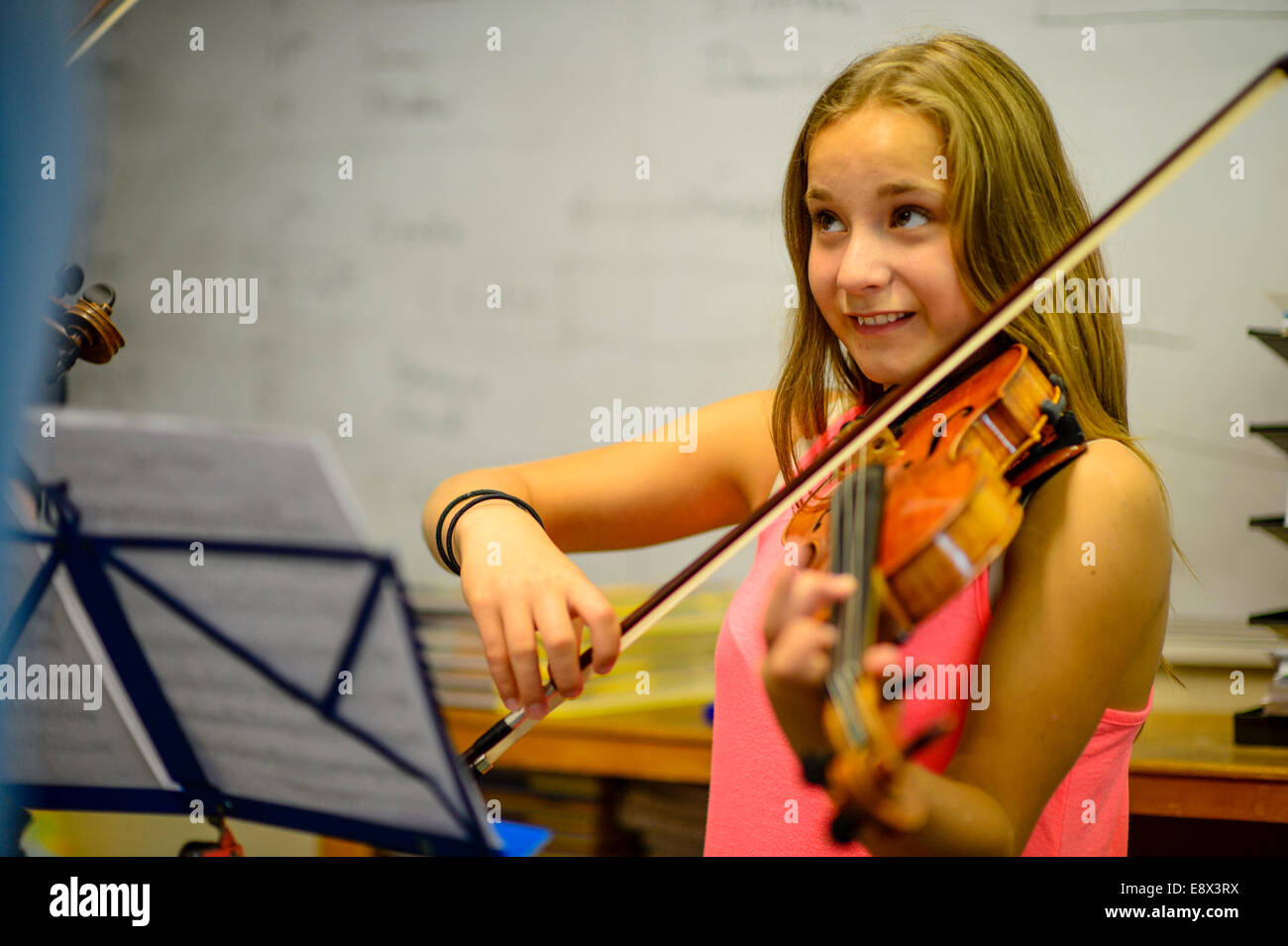 Stringhe: giovane ragazza adolescente musicisti ripassando il violino classe lezione workshop a Aberystwyth MusicFest 2014 Foto Stock