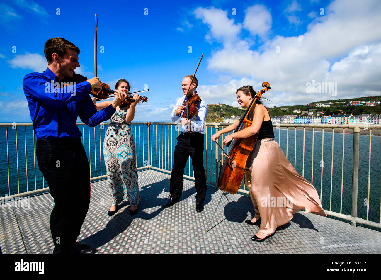 Il Solem String Quartet di eseguire sul molo come parte del Musicfest 2014, Aberystwyth Wales UK Foto Stock