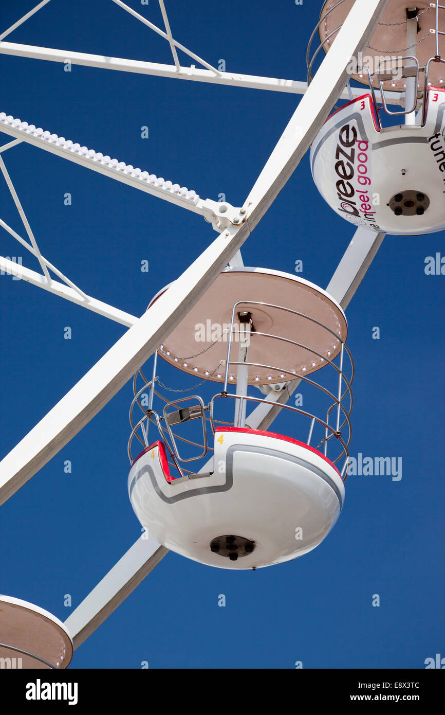 Weston Super Mare ruota panoramica Ferris pod di osservazione contro un cielo blu Foto Stock