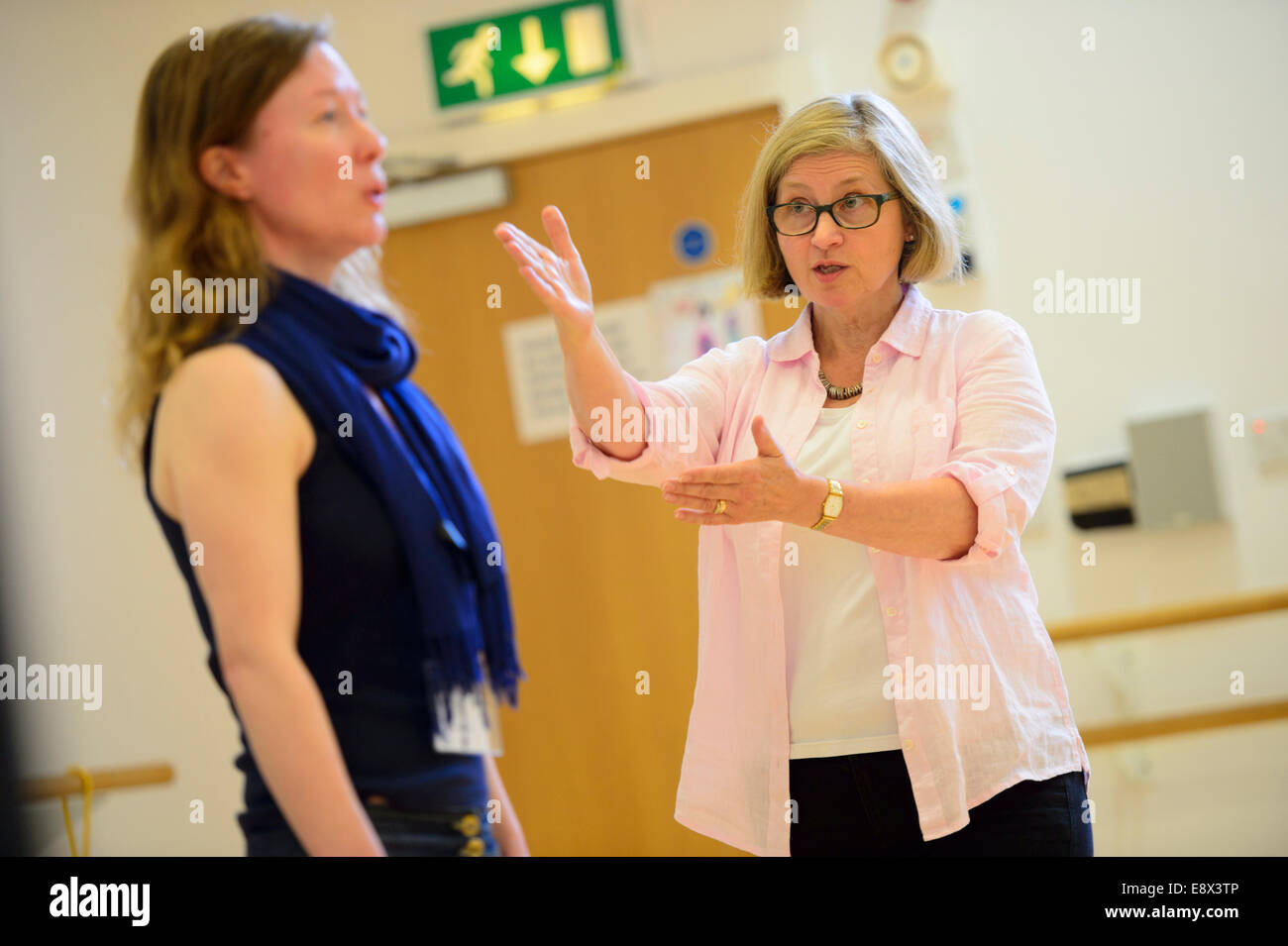Vocal classe voce con insegnante coach trainer Veronica Veysey Campbell come parte di Aberystwyth Arts Center's MusicFest 2014 Foto Stock