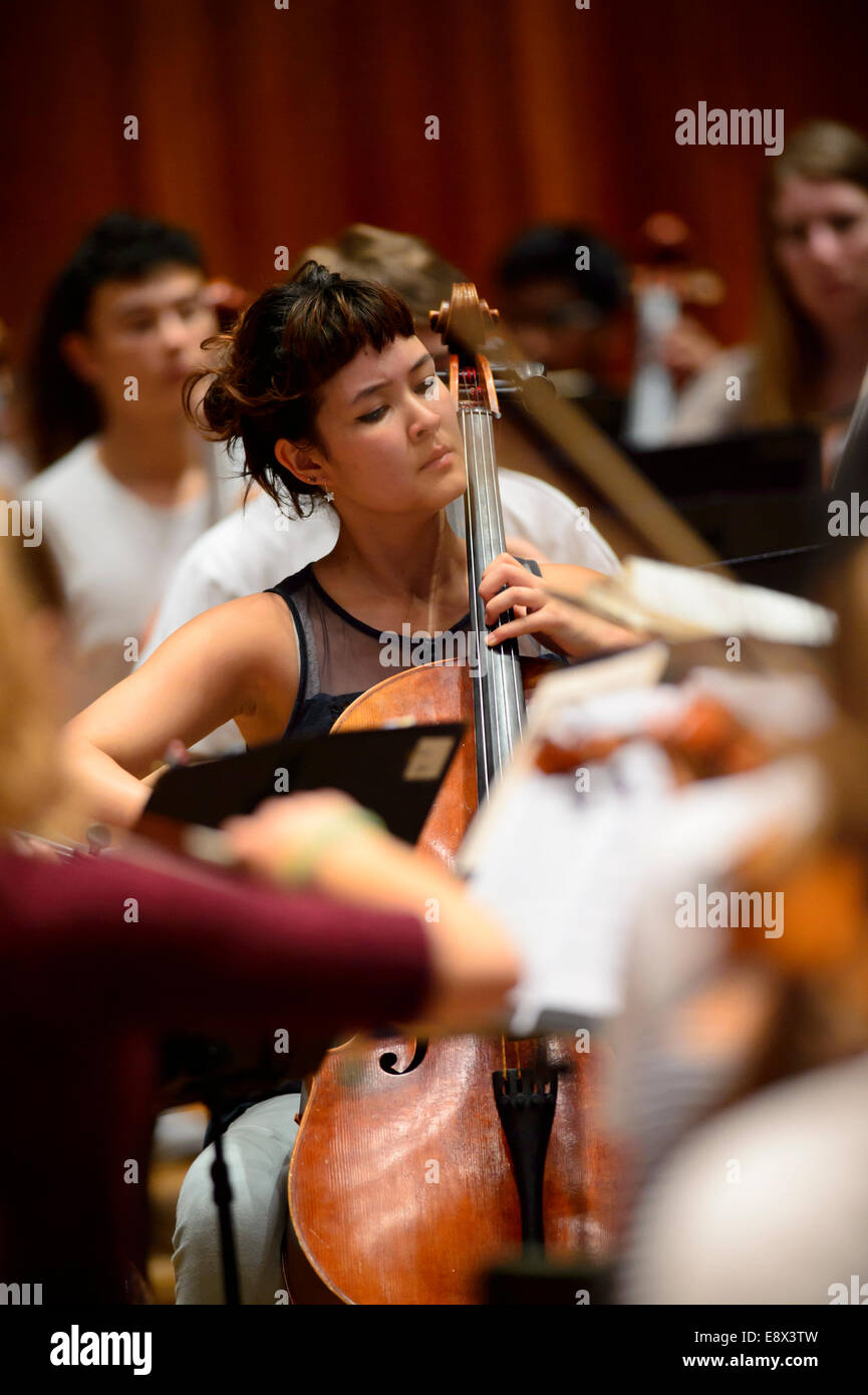 Stringhe: una ragazza violoncellista con il London Schools Symphony Orchestra ripassando a Aberystwyth Arts Center's MusicFest 2014 Foto Stock