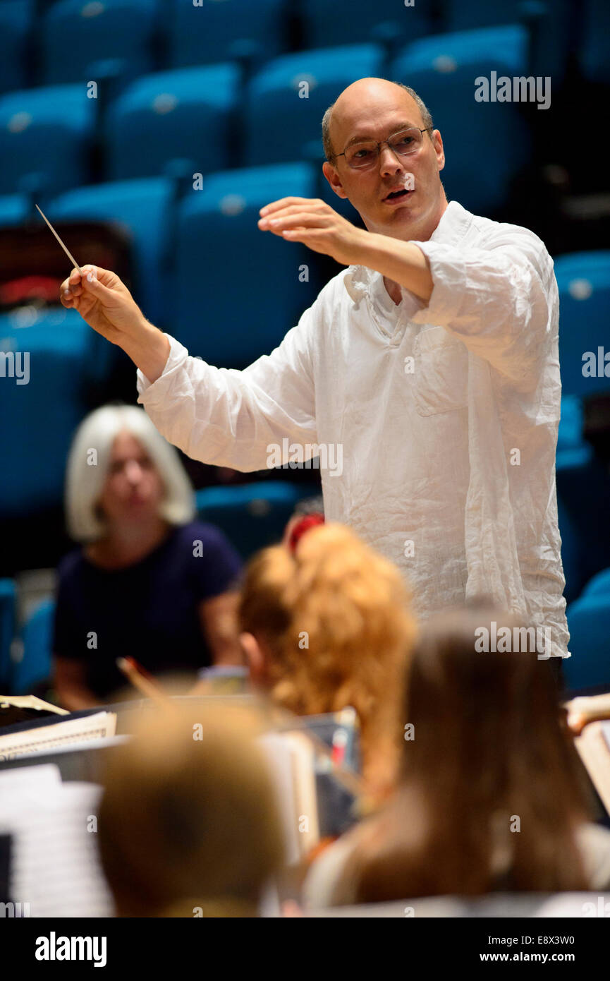 Pietro conduttore di cenere conduzione di ripassare il London Schools Symphony Orchestra Aberystwyth MusicFest 2014 REGNO UNITO Foto Stock