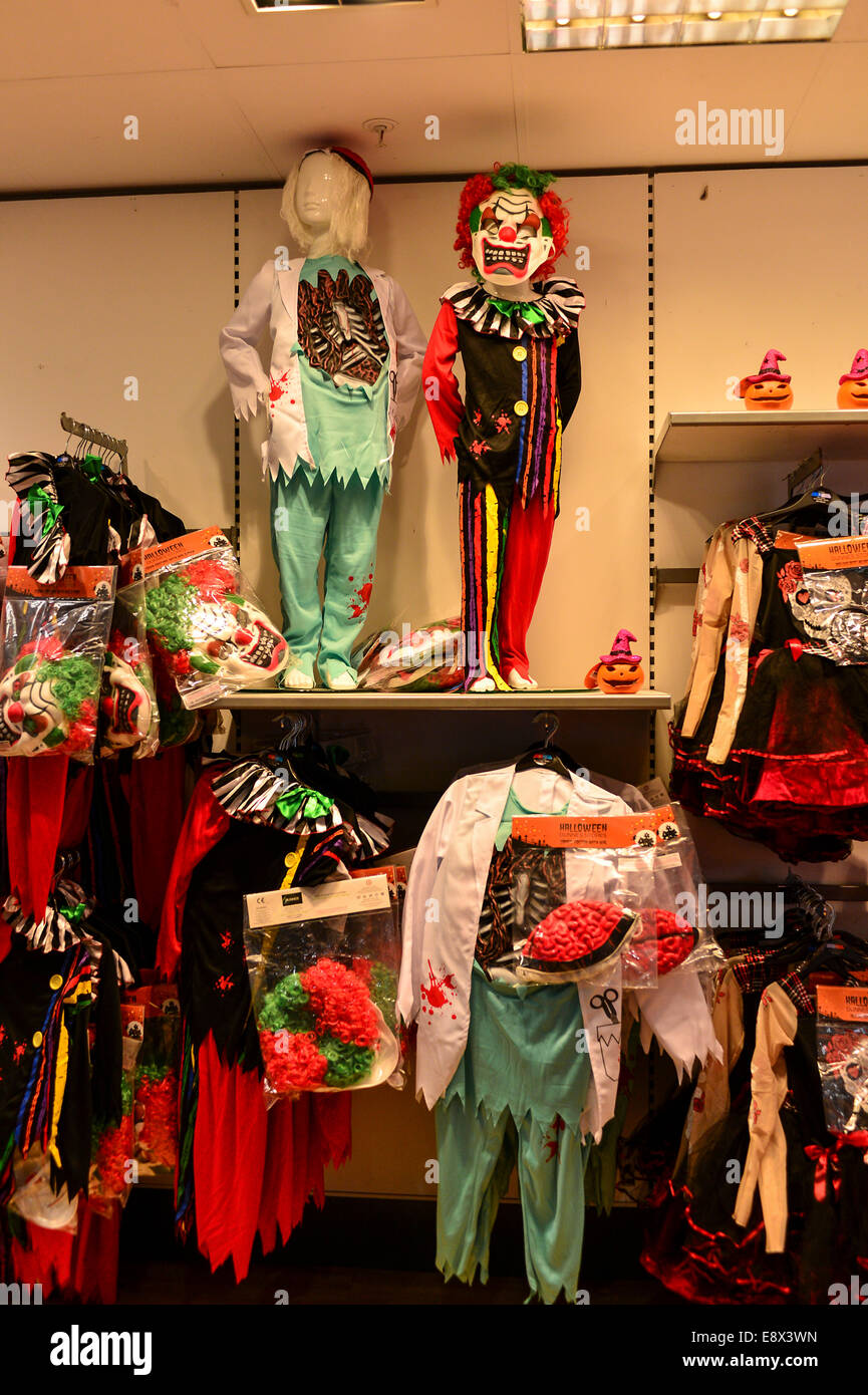 Stock Photo - per bambini abiti di Halloween sul display, Dunnes memorizza, Foyleside Shopping Centre, Derry, Londonderry, Ir settentrionale Foto Stock