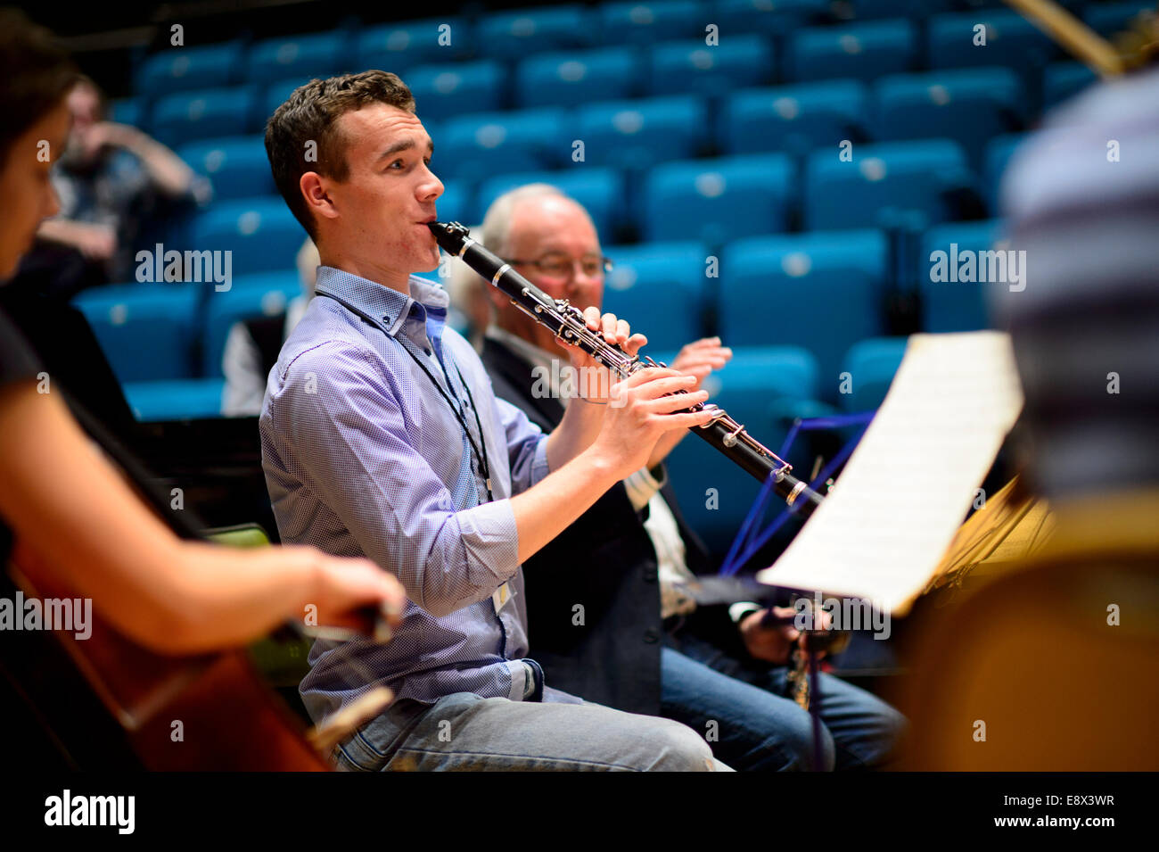 Strumenti a fiato : un giovane musicista in un clarinetto masterclas con David Campbell Aberystwyth MusicFest 2014 Foto Stock
