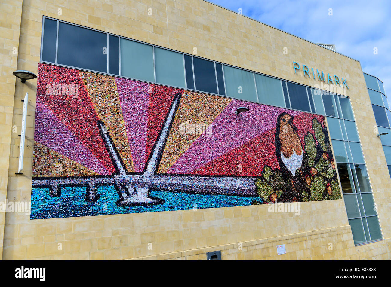 Stock Photo - Mosaico murale sulla parete laterale di Primark shop, Derry, Londonderry, Irlanda del Nord. ©George Sweeney /Alamy Foto Stock