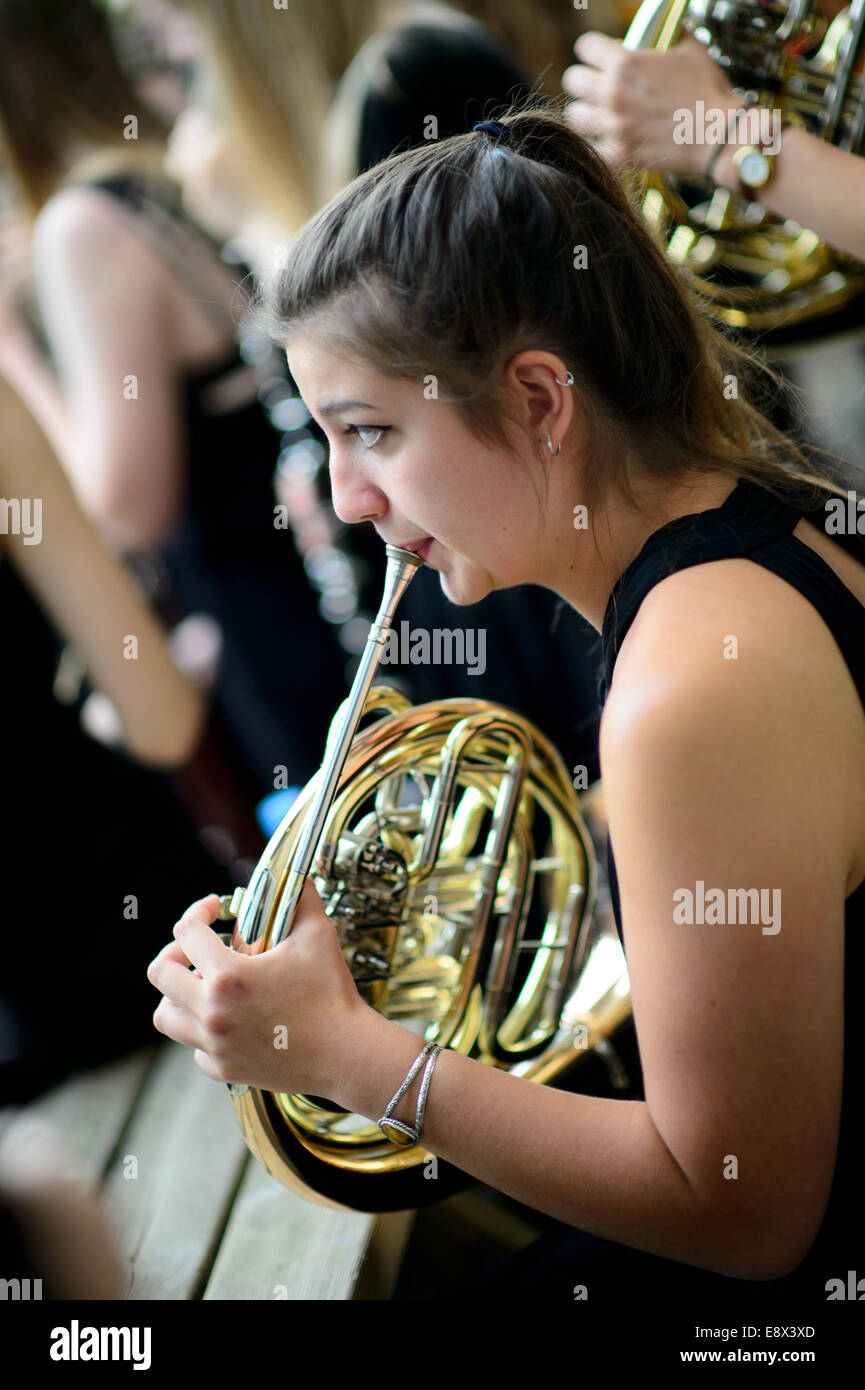 Giovani musicisti del London Schools Symphony Orchestra preparando a svolgere a Aberystwyth MusicFest 2014 Foto Stock