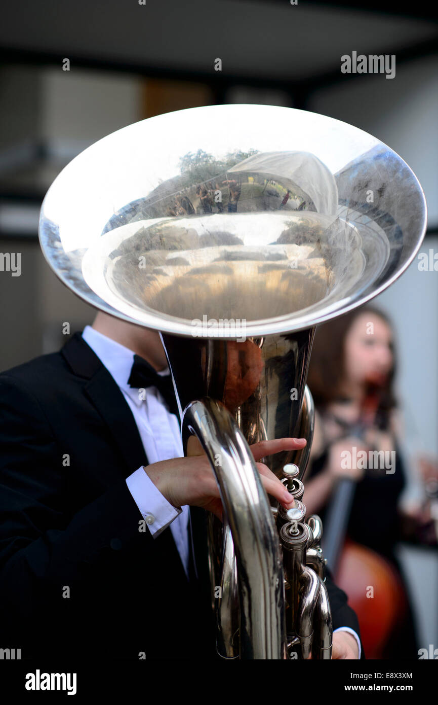 Un giovane musicista tuba del London Schools Symphony Orchestra preparando a svolgere a Aberystwyth MusicFest 2014 Foto Stock