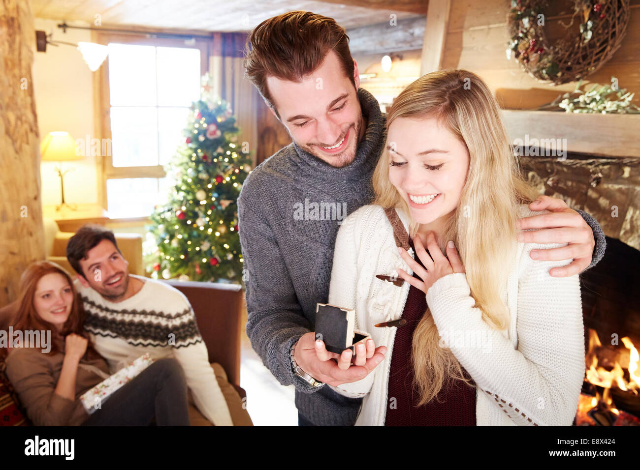 L uomo dando ragazza gioielli per Natale Foto Stock