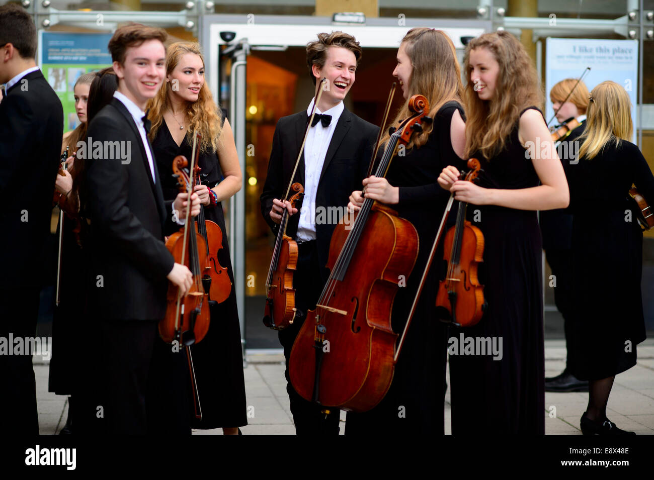Un gruppo di giovani musicisti del London Schools Symphony Orchestra preparando a svolgere a Aberystwyth MusicFest 2014 Foto Stock