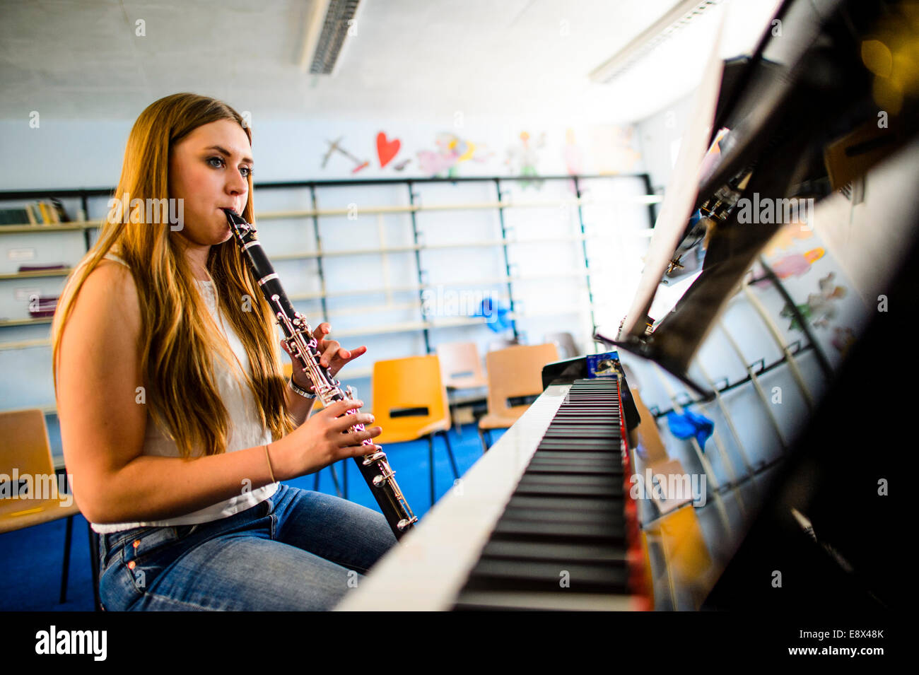 Strumenti a fiato: un giovane adolescente Ragazza donna pratica di giocare il suo clarinetto, parte di Aberystwyth Arts Center's MusicFest 2014 Foto Stock