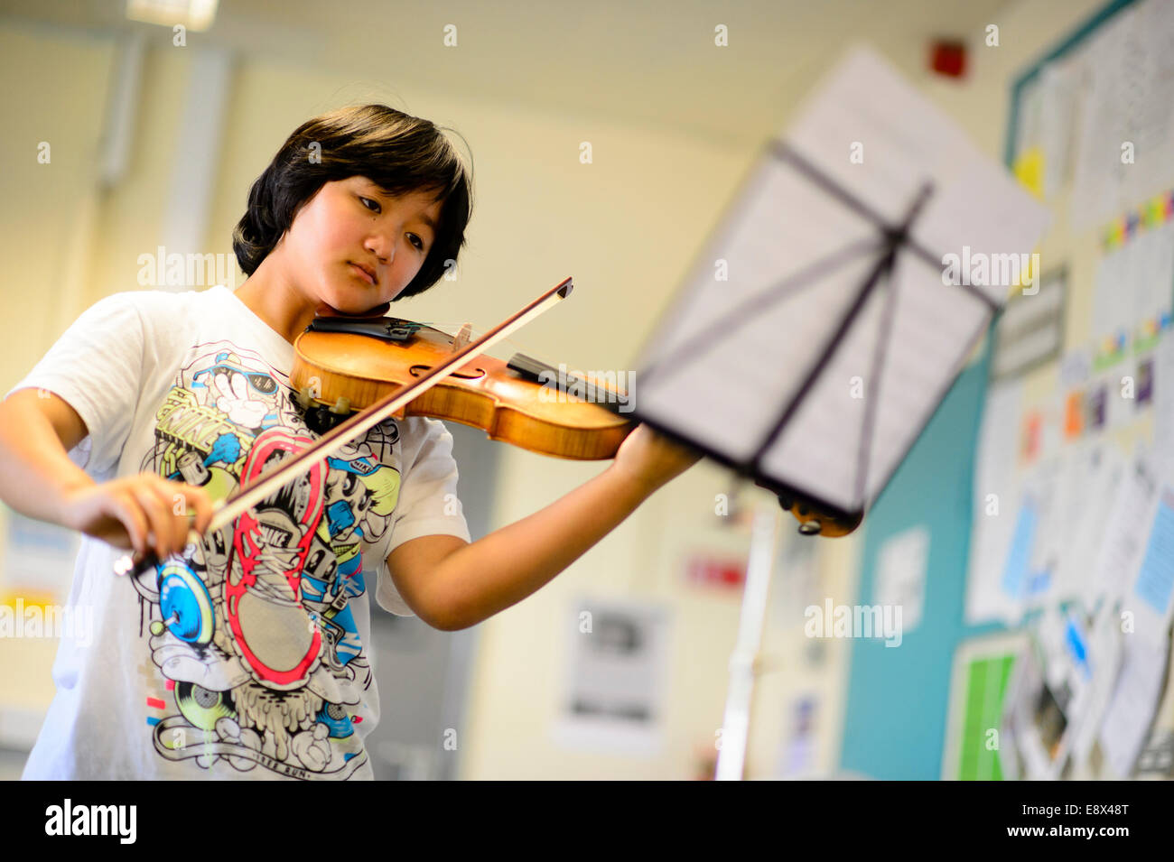Stringhe: una giovane ragazza adolescente musicista pratica di suonare il suo violino , parte di Aberystwyth Arts Center's MusicFest 2014 Foto Stock