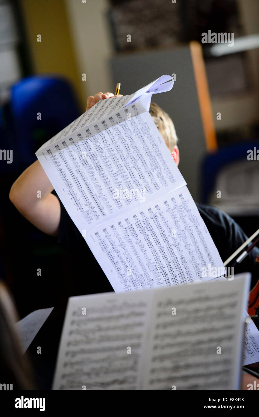 Giovani musicisti ripassando la lettura della partitura - parte di Aberystwyth Arts Center's MusicFest 2014 Foto Stock