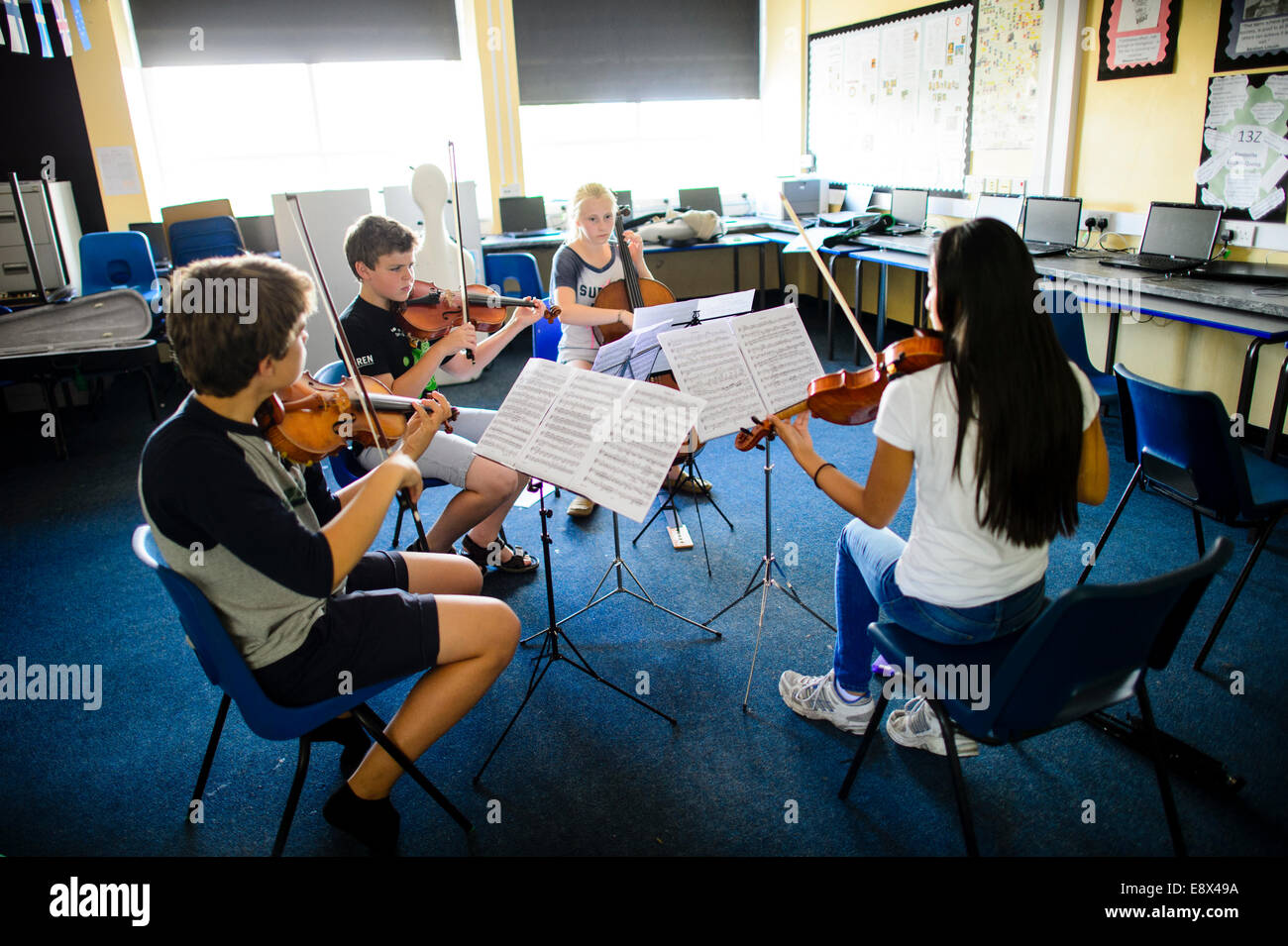 Il Quartetto della stringa: quattro giovani musicisti adolescenti ripassando parte di Aberystwyth Arts Center's MusicFest 2014 Foto Stock