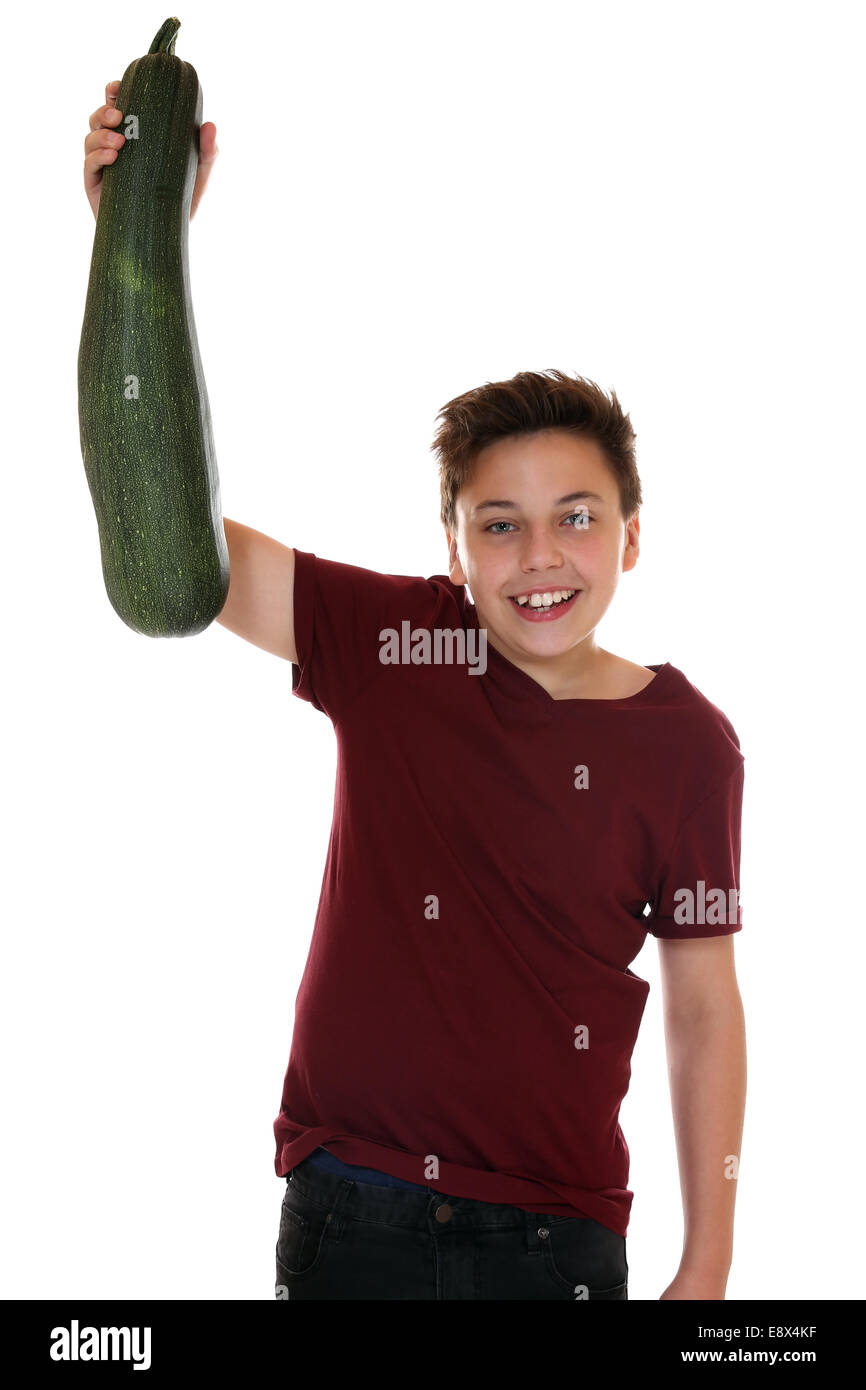 Mangiare sano sorridente ragazzo adolescente con zucchine, isolato su sfondo bianco Foto Stock