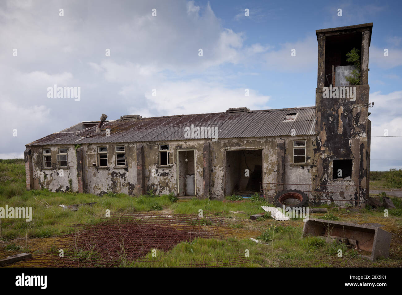 Abbandonate e edifici risalenti la II guerra mondiale, vicino a St Davids, pembrokeshire wales uk Foto Stock