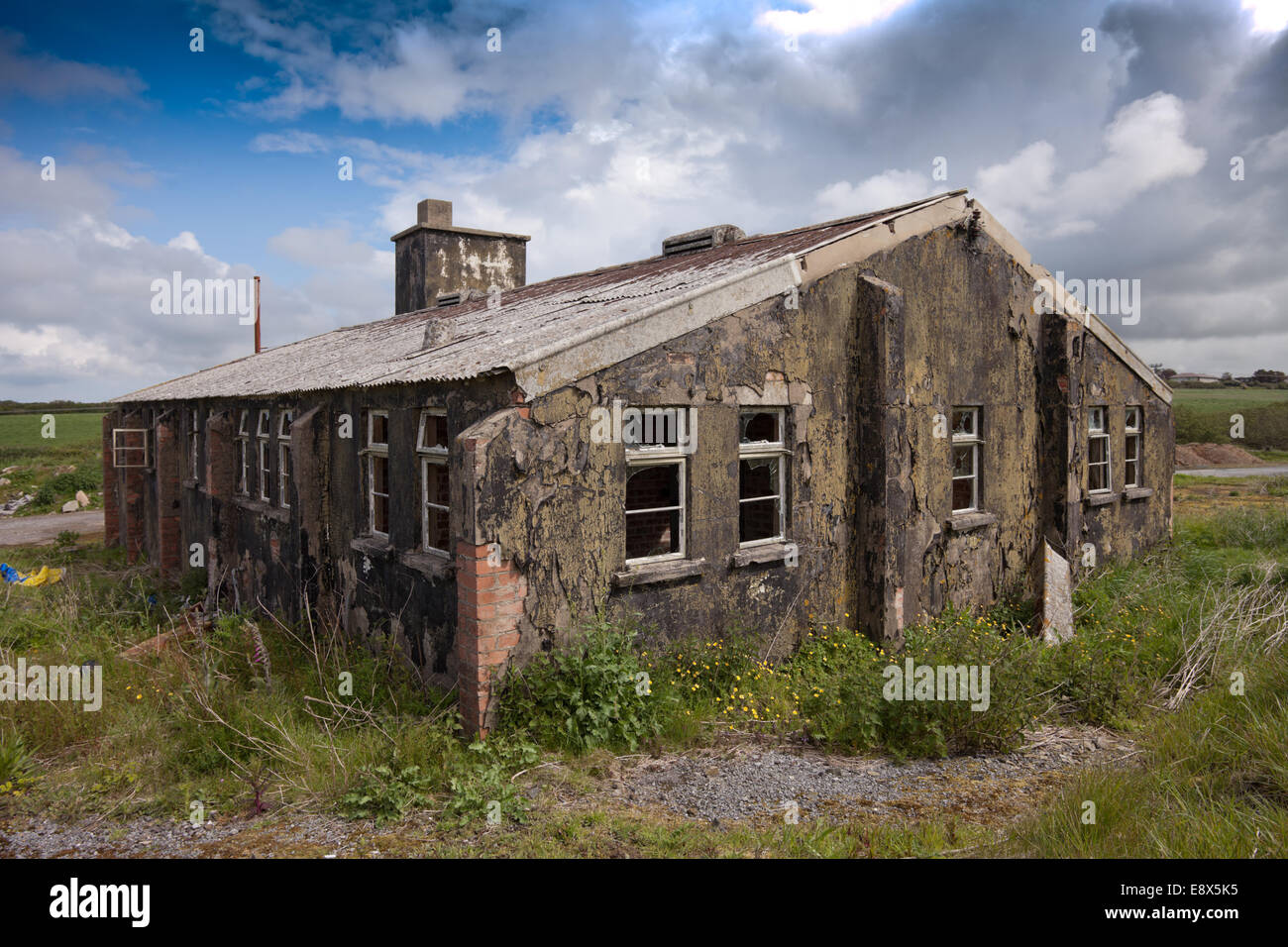 Abbandonate e edifici risalenti la II guerra mondiale, vicino a St Davids, pembrokeshire wales uk Foto Stock