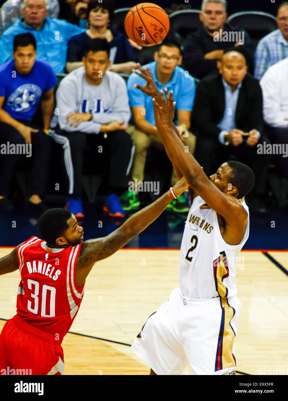 New Orleans, Louisiana, Stati Uniti d'America. 14 ottobre, 2014. Houston Rockets guard Troy Daniels (30) tenta di bloccare il colpo da New Orleans pellicani avanti Dario Miller (2) durante la seconda metà del gioco NBA tra Houston Rockets e il New Orleans pellicani al Smoothie King Center di New Orleans, Louisiana, il 14 ottobre 2014. New Orleans pellicani sconfitto Houston Rockets 117-98. © Cal Sport Media/Alamy Live News Foto Stock