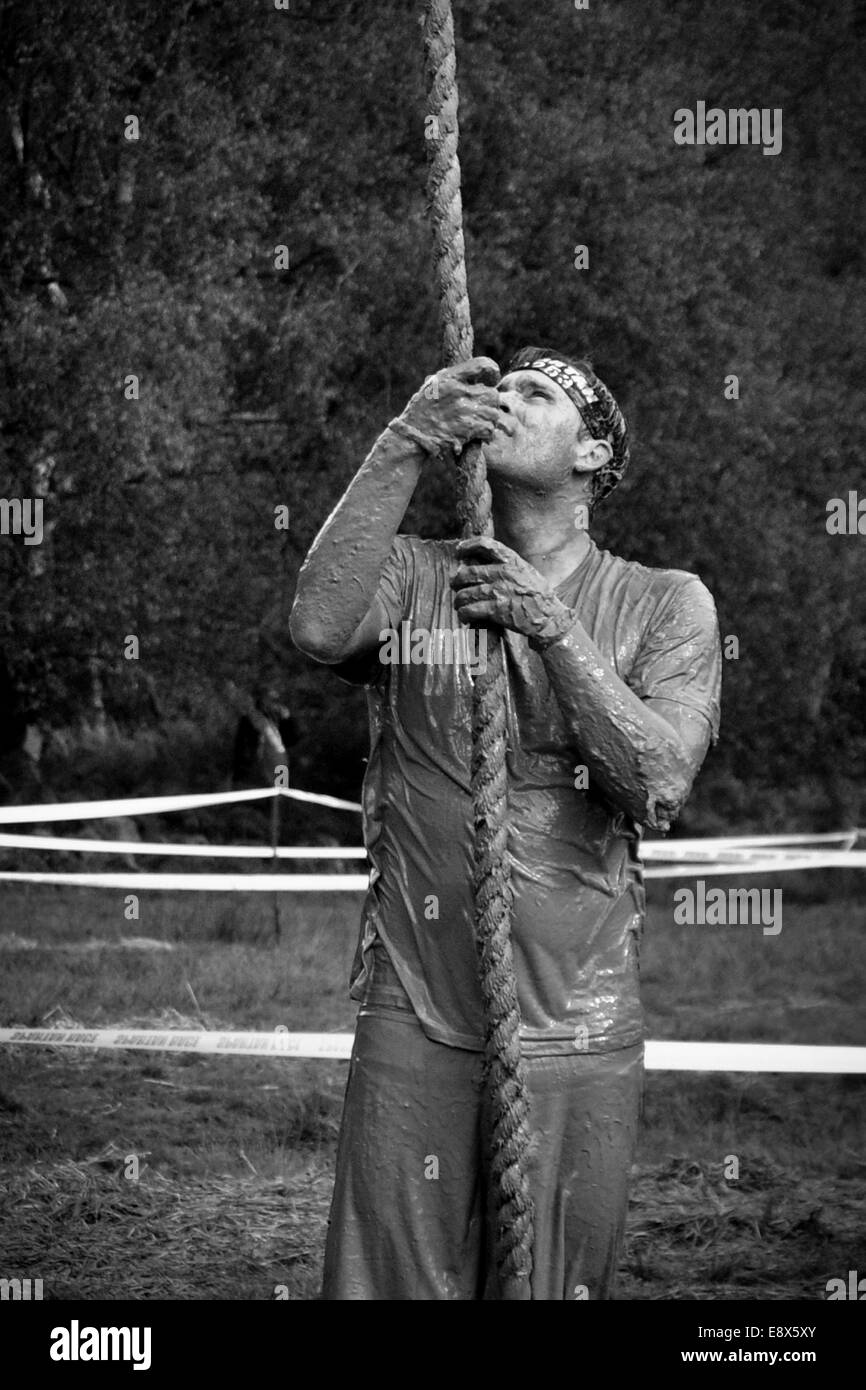 I partecipanti la battaglia contro gli elementi nel 2014 Spartan gara 'Bestia' Foto Stock