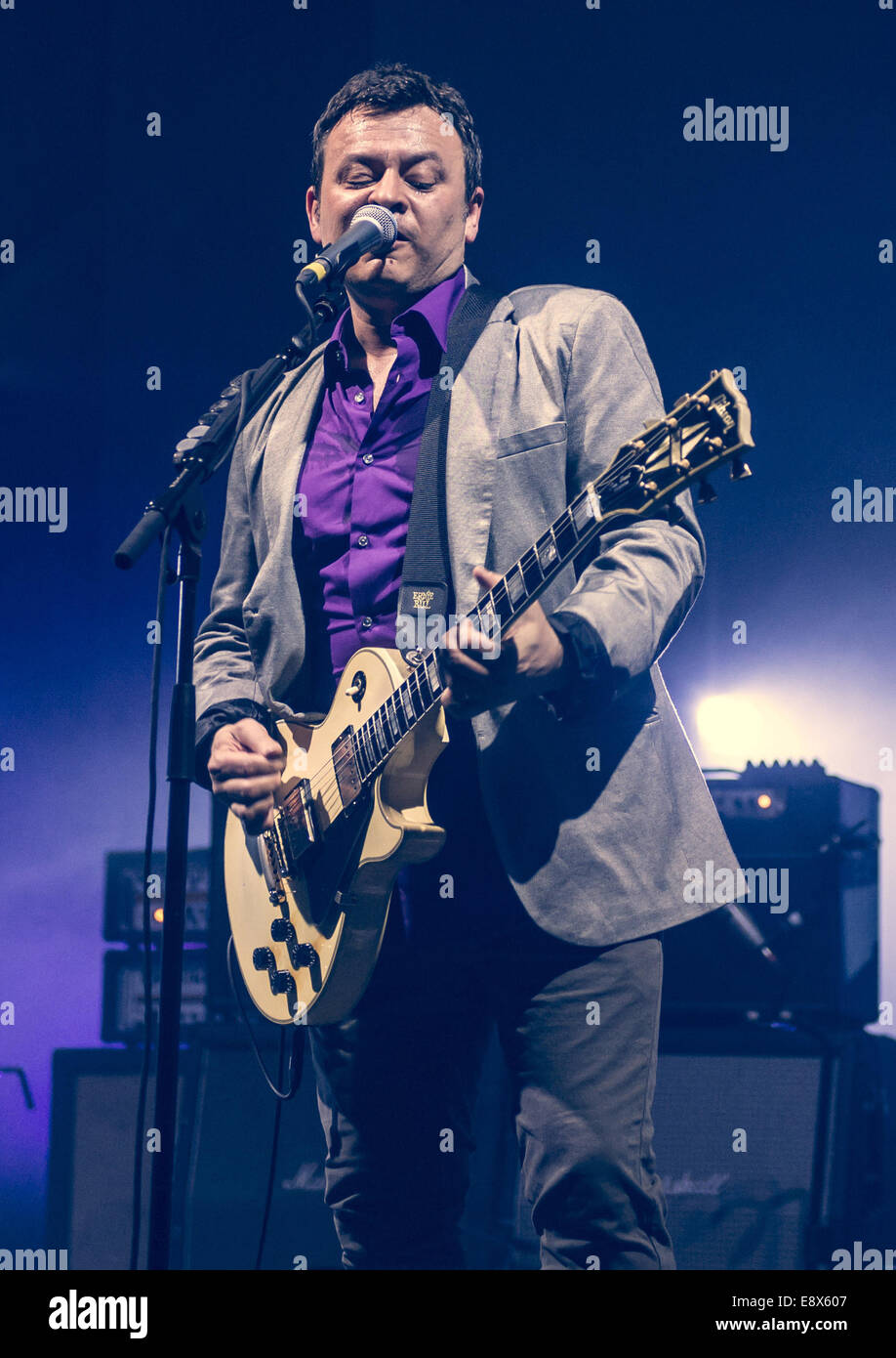 Manic Street predicatori eseguire live alla Brixton Academy dotata di: James Dean Bradfield,manic street predicatori dove: Londra, Regno Unito quando: 11 Apr 2014 Foto Stock