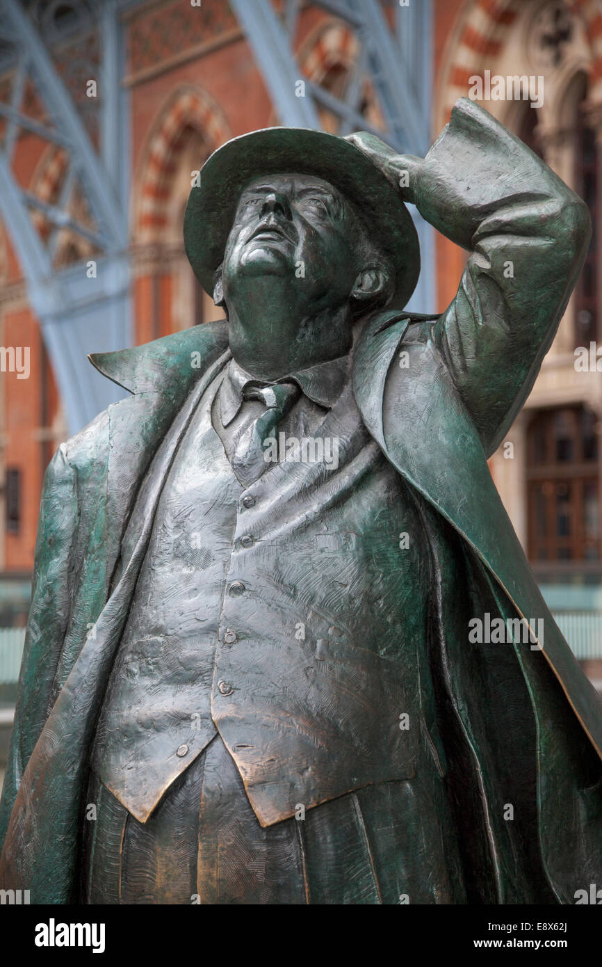 L'installazione permanente della scultura di Sir John Betjeman a London St Pancras Foto Stock