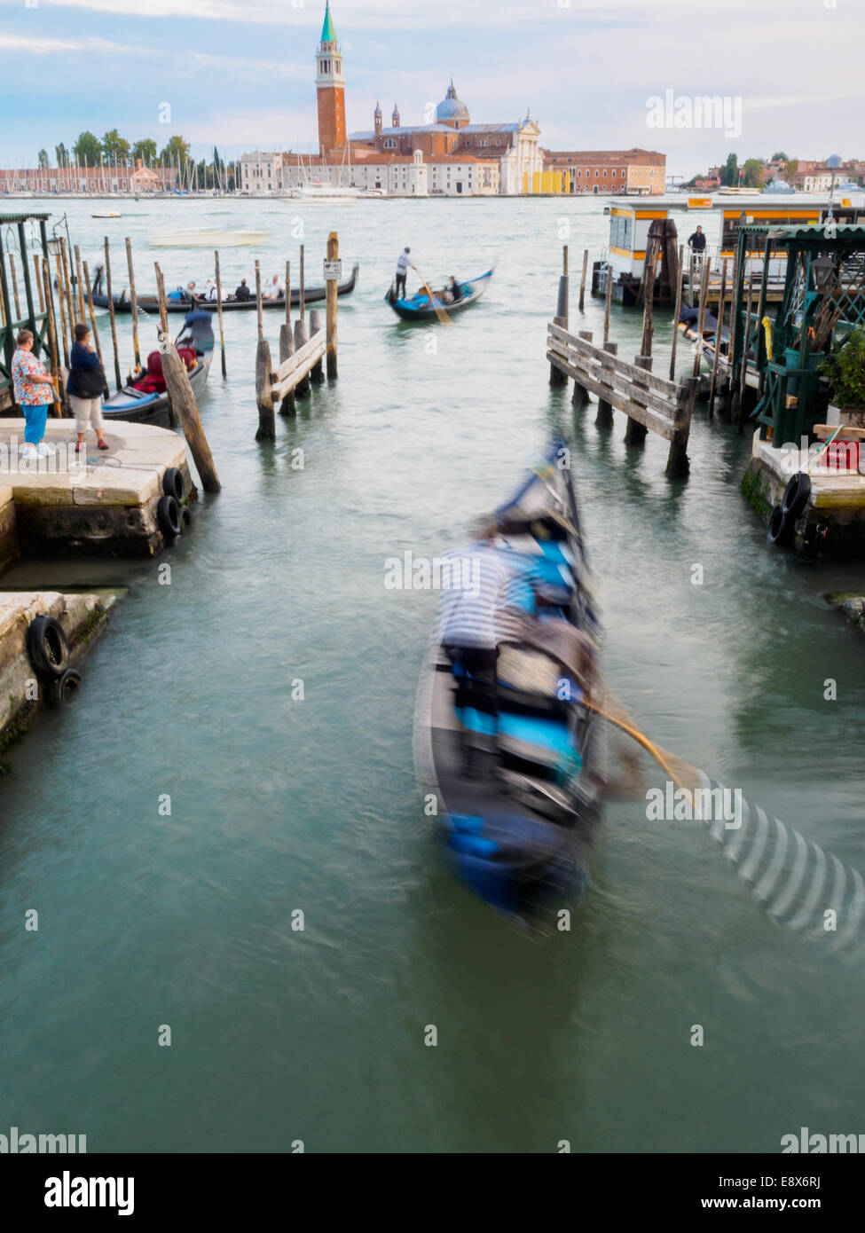 Due gondole emergente da un piccolo canale nel Canale della Giudecca, movimenti sfocati per mostrare il movimento. Vista di San Giorgio. Foto Stock