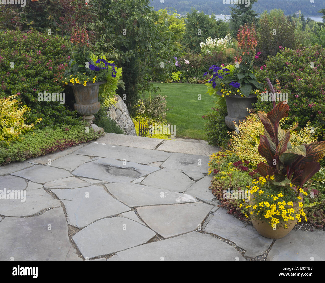 Vashon-Maury Island, WA: perenni a terrazze giardino con patio in lastricato Foto Stock