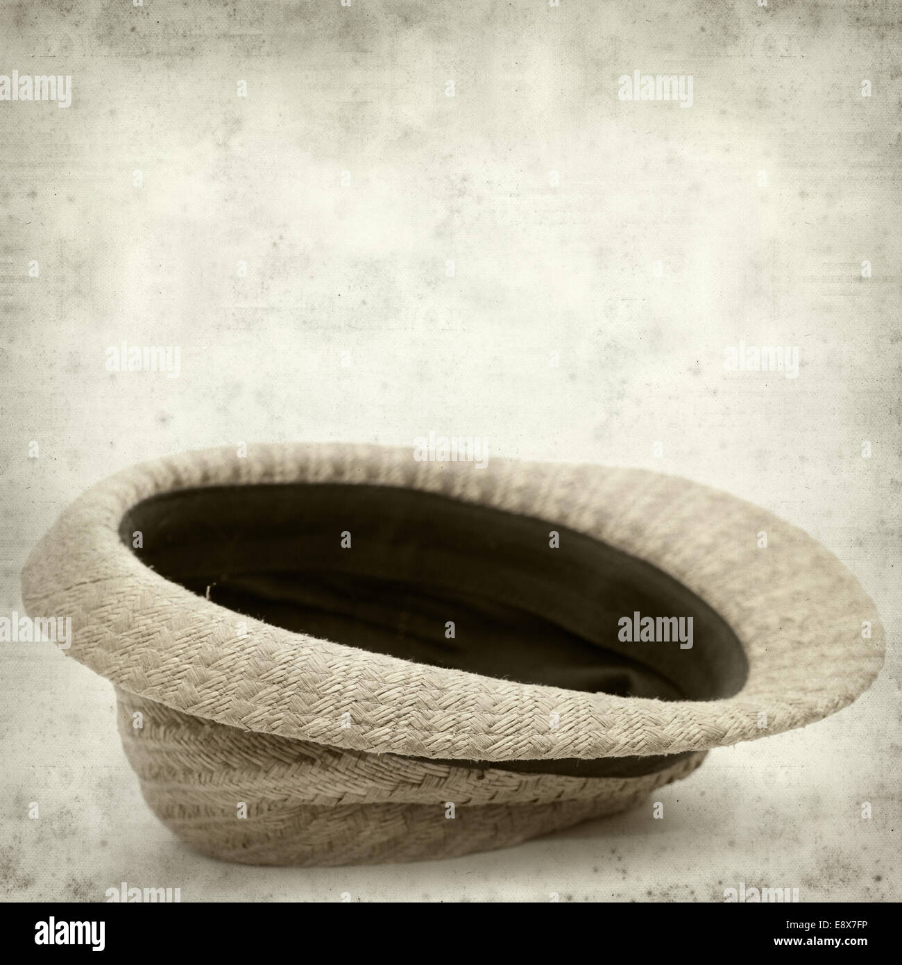 Textured vecchio sfondo della carta con il vecchio rotto panama cappello di  paglia Foto stock - Alamy