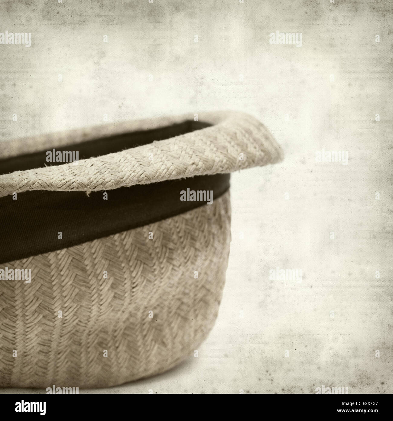 Textured vecchio sfondo della carta con il vecchio rotto panama cappello di  paglia Foto stock - Alamy