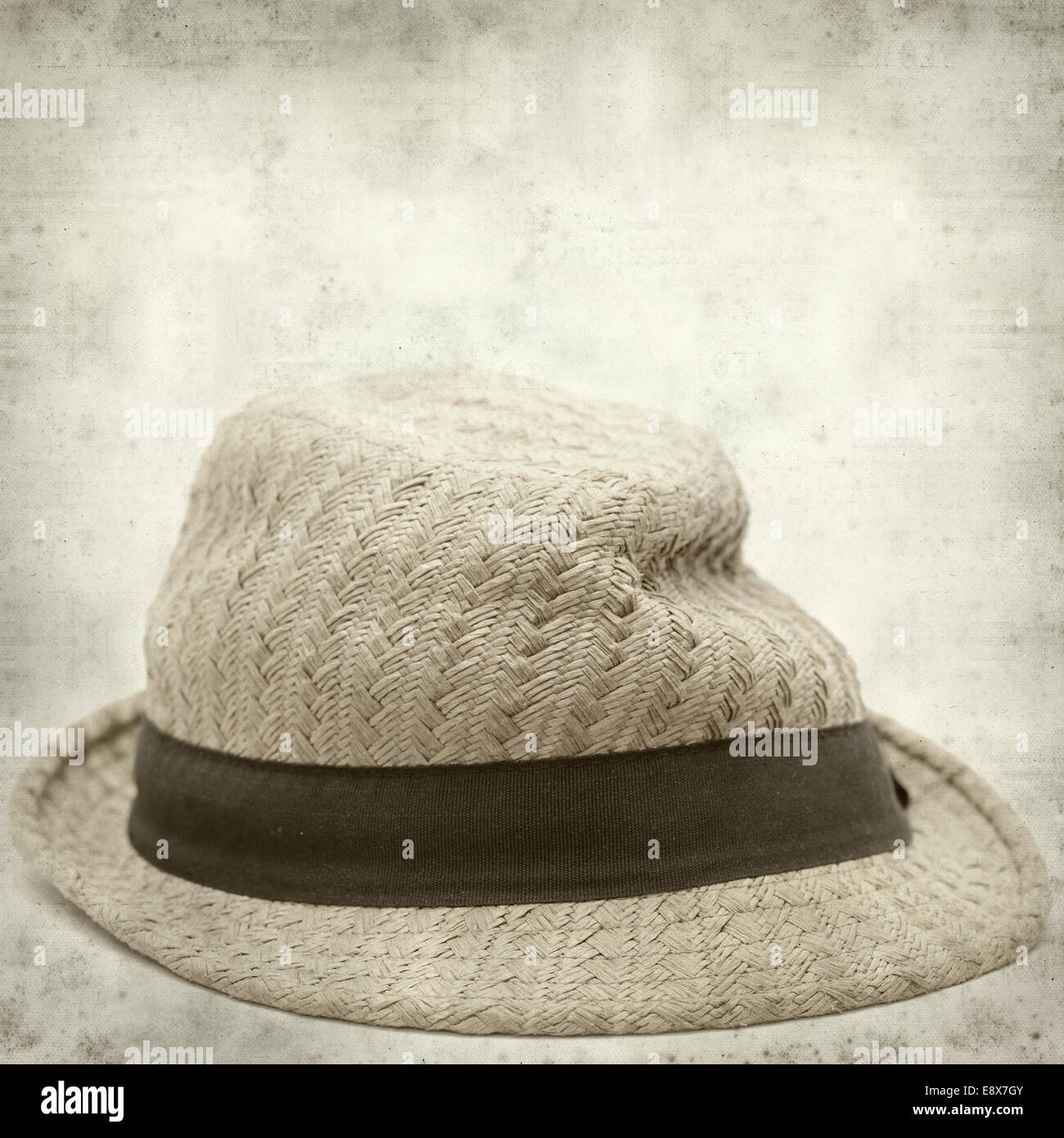 Textured vecchio sfondo della carta con il vecchio rotto panama cappello di  paglia Foto stock - Alamy