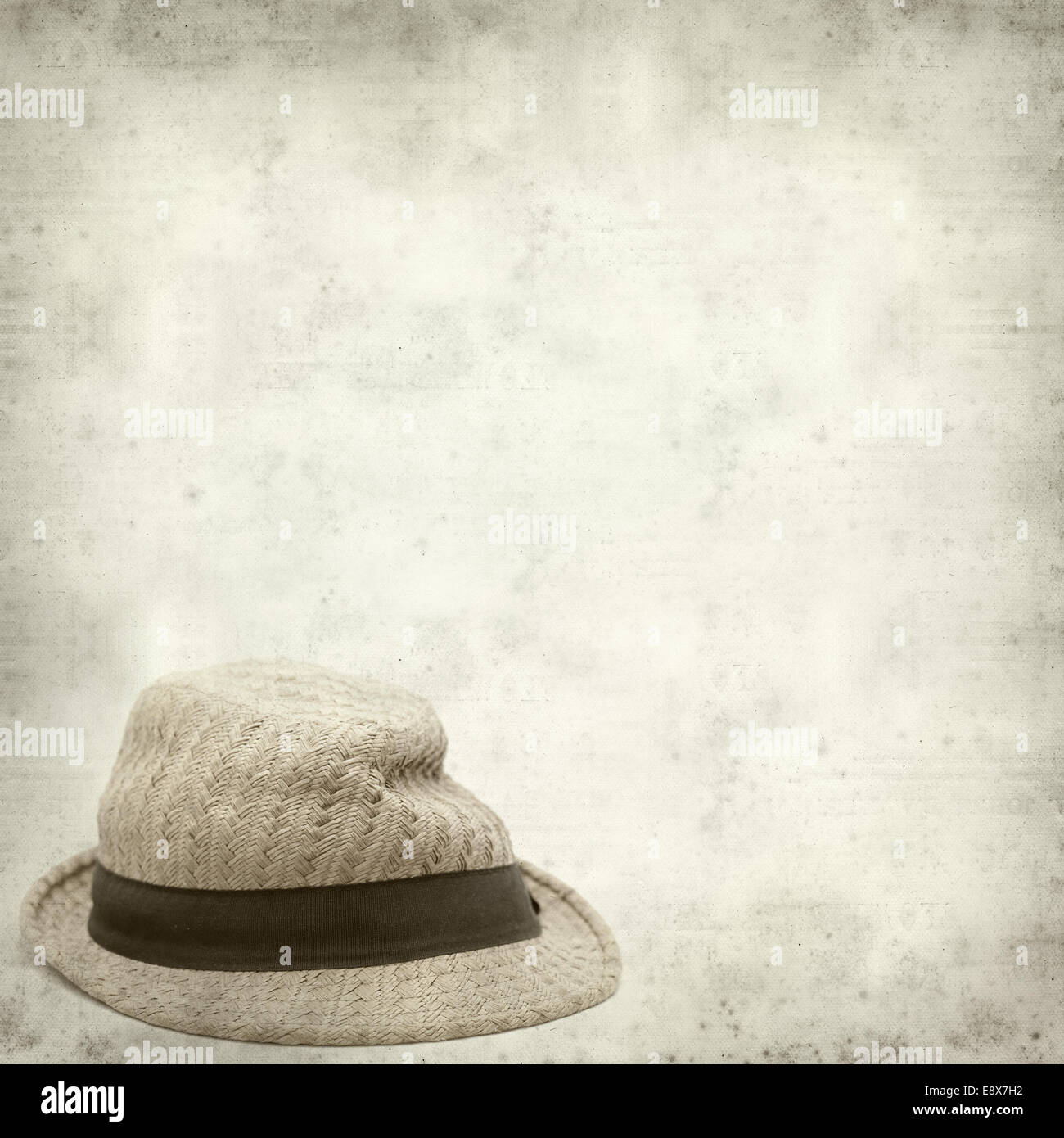 Textured vecchio sfondo della carta con il vecchio rotto panama cappello di  paglia Foto stock - Alamy